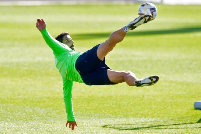 Plástico remate aéreo de Raúl García preparándose para la Copa del Rey en Lezama (Foto: Athletic Club).