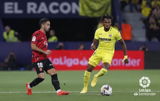 Jaume Costa y Samu Chukwueze, en el Villarreal-Mallorca (Foto: LaLiga).