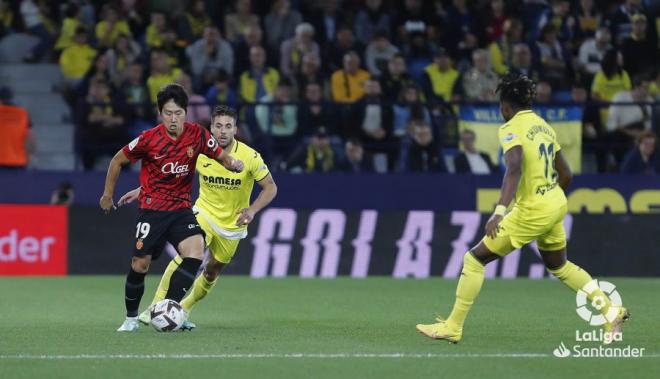 Kang In Lee conduce el balón en el Villarreal-Mallorca (Foto: LaLiga).