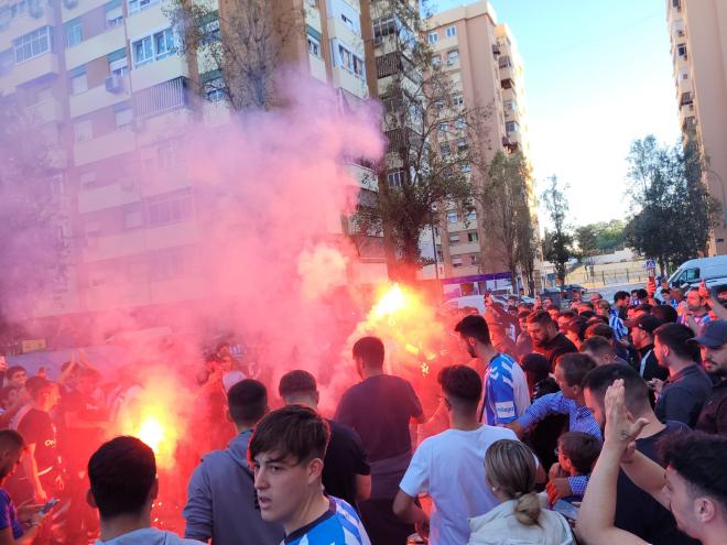 La afición del Málaga, en la previa del partido ante el Sporting (Foto: Miguel Naranjo).