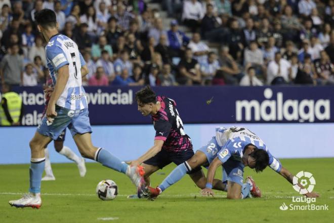 El penalti de Alberto Escassi sobre Jordan Carrillo en el Málaga-Sporting (Foto: LaLiga).