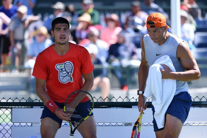 Carlos Alcaraz y Rafael Nadal practicando tenis. (Foto: Cordon Press)