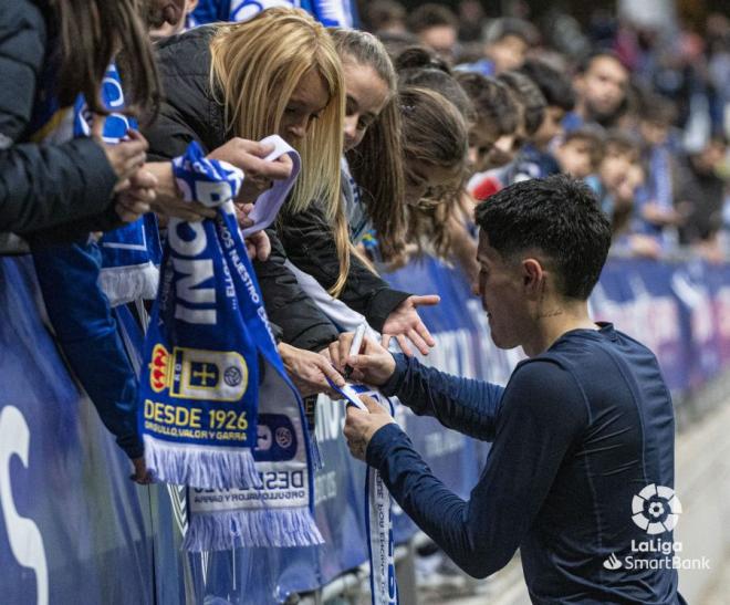 Hugo Rama firma autógrafos tras el Real Oviedo-Granada (Foto: LaLiga).