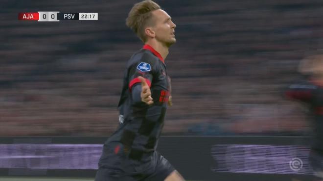 Luuk De Jong celebra el gol ante el Ajax al poner el 0-1 en el marcador del Ámsterdam Arena