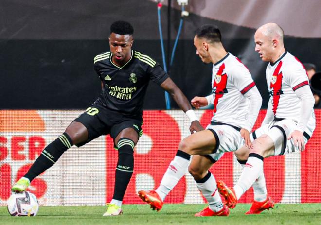 Vinícius Jr. trata de marcharse de Álvaro García en el Rayo-Real Madrid (Foto: RMCF).