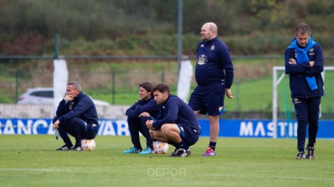 El cuerpo técnico de Óscar Cano en un entrenamiento del Deportivo (Foto: RCD)