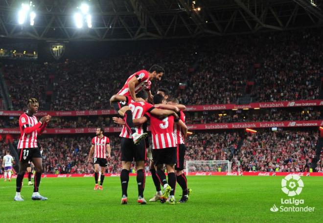 Los jugadores del Athletic celebran el gol de Vivian (Foto: LaLiga).