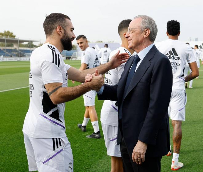 Florentino Pérez saluda a Dani Carvajal en el entrenamiento del Real Madrid (Foto: RMCF).
