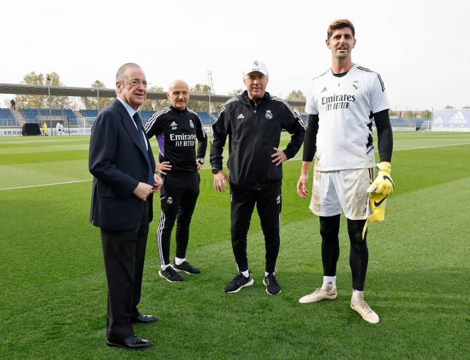 Florentino Pérez y Ancelotti charlan con Courtois en un entrenamiento del Real Madrid (Foto: RMCF)