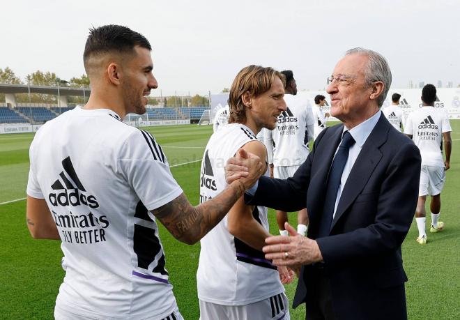 Florentino Pérez saluda a Dani Ceballos en el entrenamiento del Real Madrid (Foto: RMCF).
