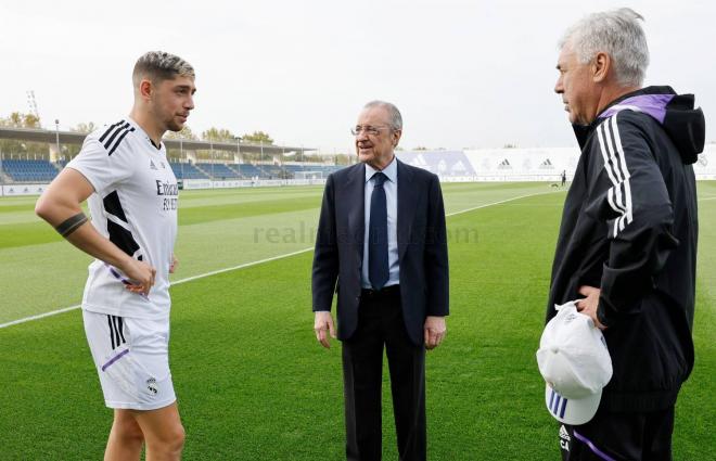 Florentino Pérez y Ancelotti charlan con Fede Valverde en un entrenamiento del Real Madrid (Foto:
