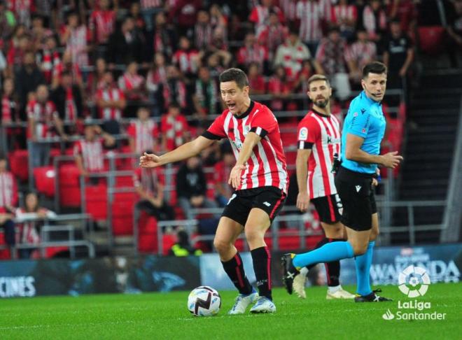 Ander Herrera protesta en San Mamés en el Athletic Club-Valladolid (Foto: LaLiga).