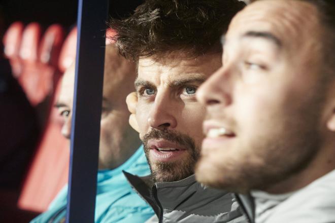 Piqué, en el banquillo del Barça en El Sadar (Foto: Cordon Press).