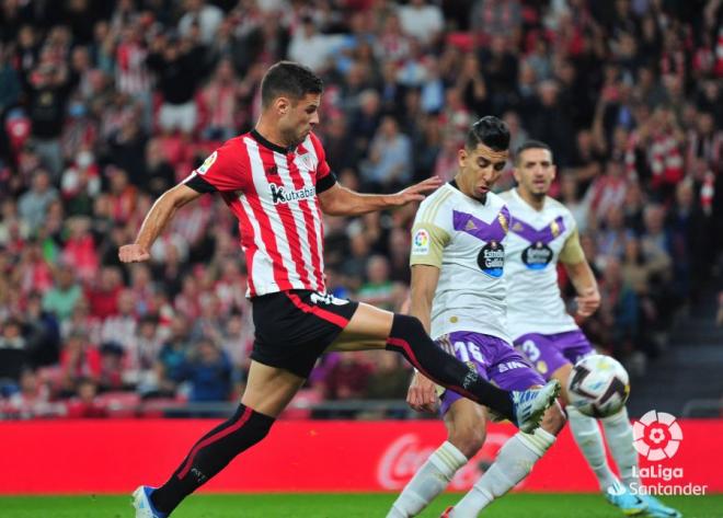 Guruzeta remata en el Athletic-Valladolid (Foto: LaLiga).