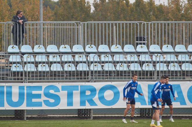 Raúl Sanllehí sigue las evoluciones del equipo en la Ciudad Deportiva (Foto: Daniel Marzo).