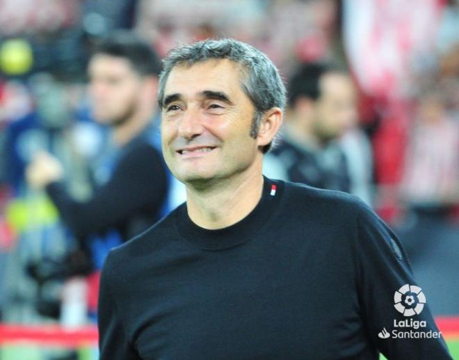 El técnico Ernesto Valverde, feliz y sonriente en un partido del Athletic Club (Foto: LaLiga).
