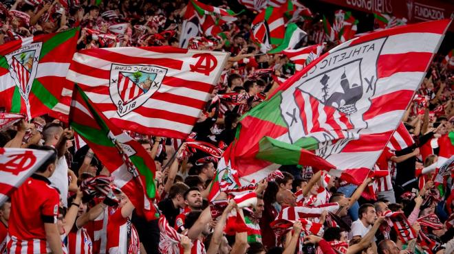 La grada volcada en el partido ante el Valladolid en San Mamés (Foto: Athletic Club).