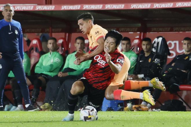 Jugada de Nahuel con Kang-In en el Mallorca-Atlético (FOTO: EFE).