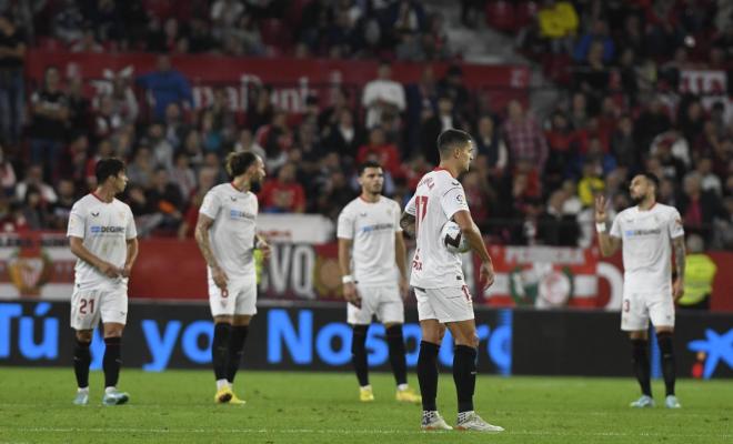 La decepción del Sevilla tras el 0-2 (Foto: Kiko Hurtado)