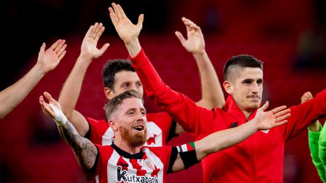 Iker Muniain festeja con la grada tras el partido ante el Valladolid en San Mamés (Foto: Athletic Club).