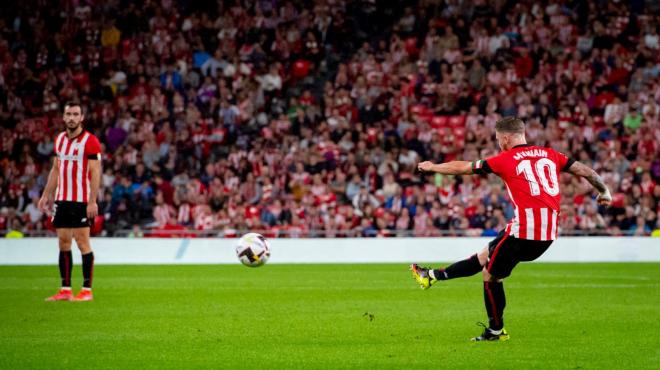 Iker Muniain golpea antes de llegar el 3-0 ante el Real Valladolid en San Mamés (Foto: Athletic Club).