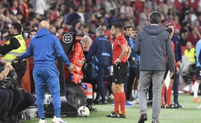 Carlos Del Cerro Grande consulta el VAR en el Sevilla-Real Sociedad (Foto: Kiko Hurtado).