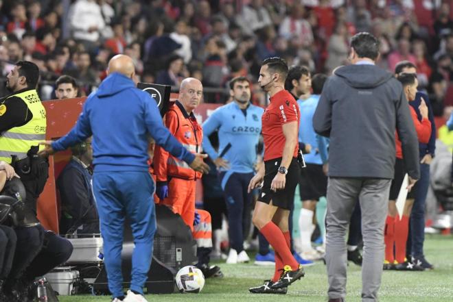 Carlos Del Cerro Grande consulta el VAR en el Sevilla-Real Sociedad (Foto: Kiko Hurtado).