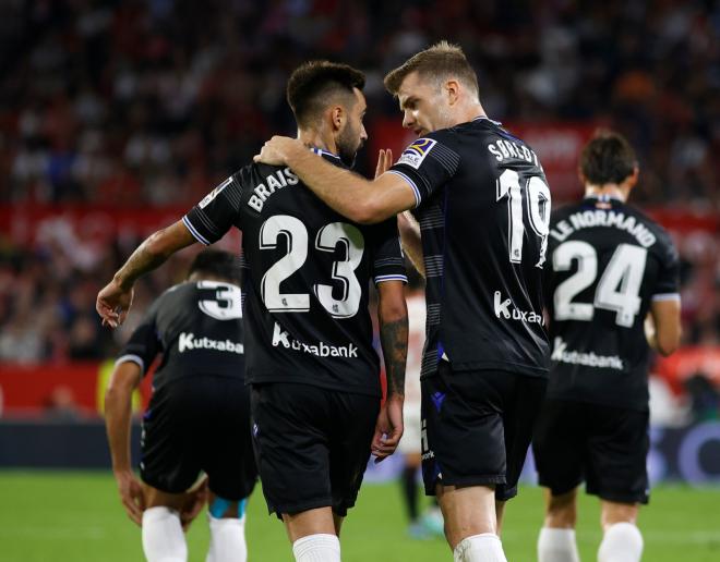 Brais Méndez y Sorloth se abrazan tras un gol en el Sevilla-Real Sociedad (Foto: Kiko Hurtado).