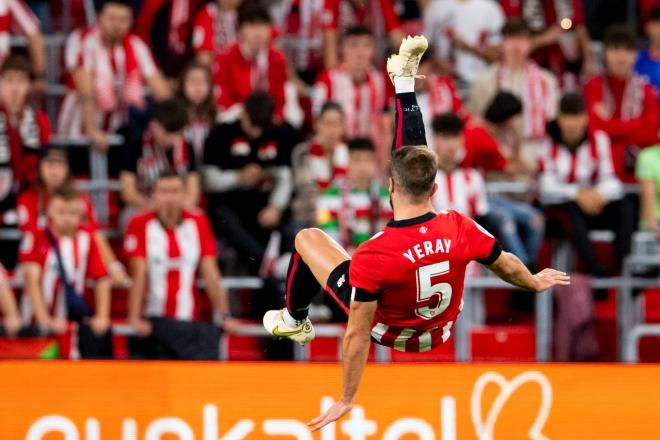 Despeje acrobático de Yeray ante el Valladolid en San Mamés (Foto: Athletic Club).