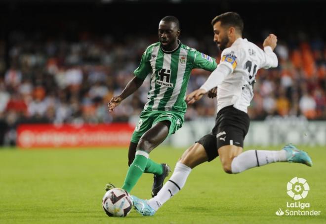 Sabaly en una disputa con Gayá. (Foto: LaLiga)