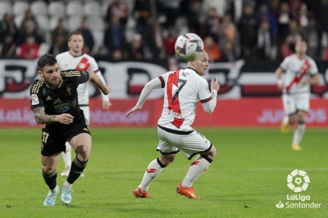 Javi Galán presiona a Isi Palazón (Foto: LaLiga).