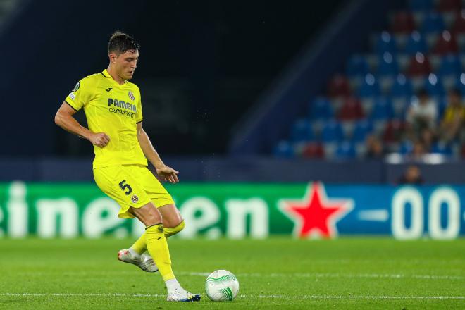 Jorge Cuenca, seguido por Joan Laporta, en un partido del Villarreal (FOTO: Cordón Press).