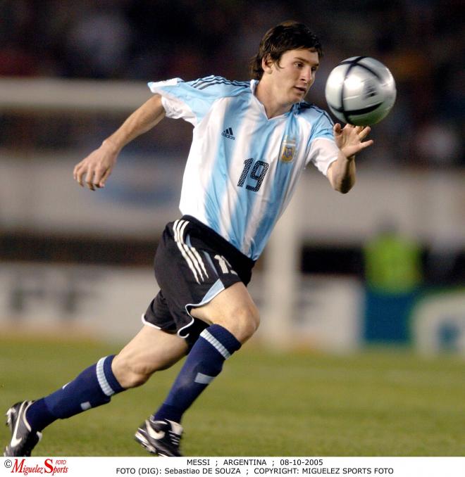 Leo Messi, en un partido contra Perú en la fase de clasificación del Mundial de Alemania de 2006. (Cordon Press)
