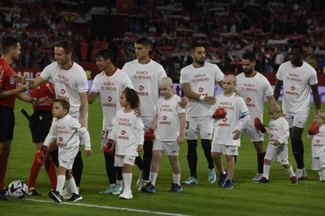 Los jugadores del Sevilla, con los niños de la Fundación Andex antes del partido contra la Real (Kiko Hurtado)
