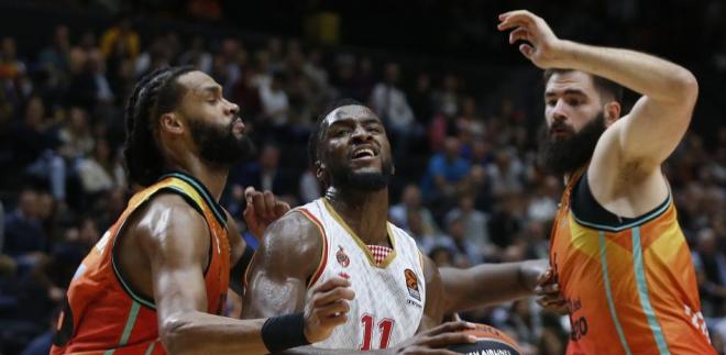 El Valencia consigue parar a Mike James (89-84)