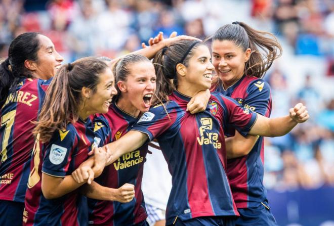 María Méndez celebra junto a la plantilla del levante celebrando un gol. (Foto Levante UD)
