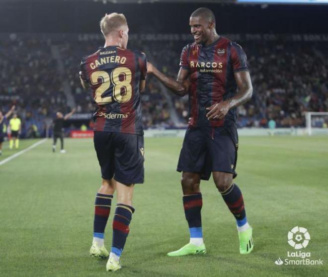 Wesley Moraes junto a Cantero con el Levante en el Ciutat de València. (Foto: LaLiga)