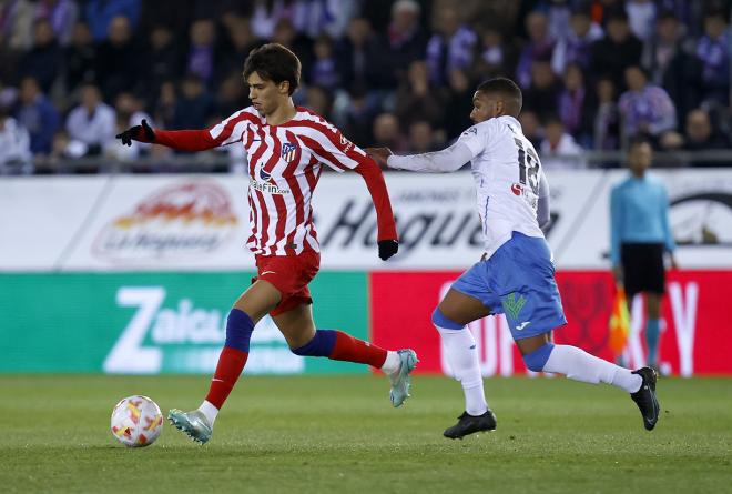 Joao Félix conduce el balón en el Almazán-Atlético de Madrid (Foto: ATM).