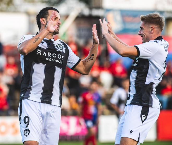 Soldado y Cantero celebran uno de los goles al Olot (Foto: Levante UD).
