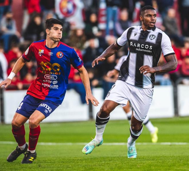 Wesley, titular de Calleja en el Olot-Levante (Foto: LUD).