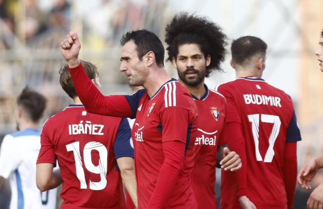 Kike García celebra uno de sus goles en el Fuentes-Osasuna de Copa (Foto: CAO).