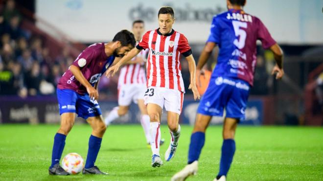 Ander Herrera aguanta el balón ante la presión rival (Foto: Athletic Club).