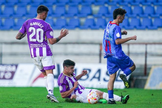 David Torres despeja un balón tirado en el césped (Foto: Real Valladolid).