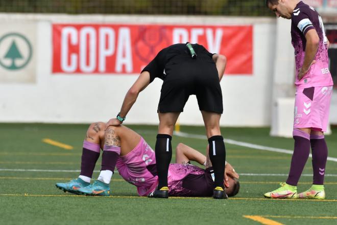 Fran Sol se duele ante Hervías con el Málaga en Copa del Rey (Foto: Peña Deportiva).
