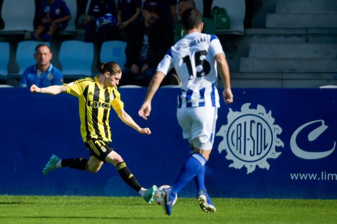 Marcelo Flores en el Gimnástica-Oviedo de Copa (Foto: RO).