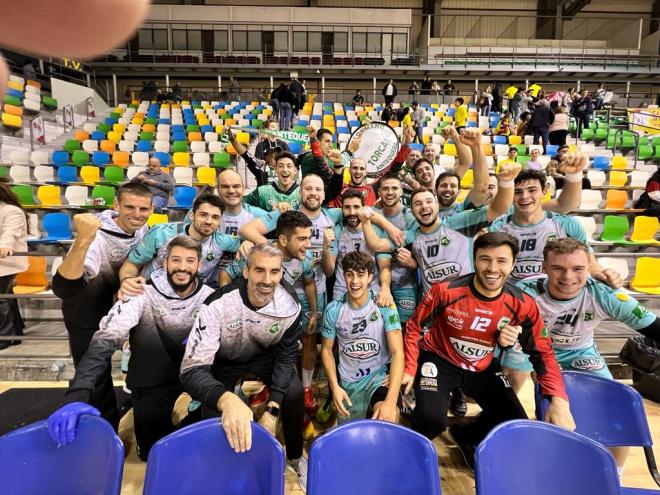 Los jugadores del Conservas Alsur Antequera celebran la victoria.