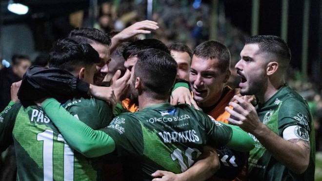 Los jugadores del Arenteiro celebran uno de los goles ante el Almería (Foto: TVG).