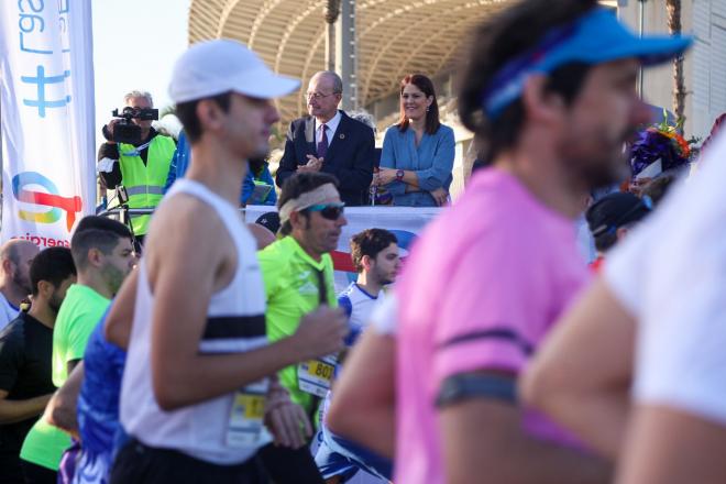 El alcalde y la concejala de Deportes observan la salida de la Media Maratón de Málaga (Foto: Ayu