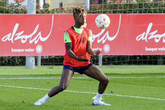 Control de Nico Williams en el entrenamiento de Lezama (Foto: Athletic Club).