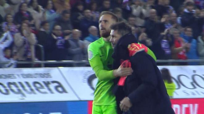 Oblak abraza al Cholo Simeone tras el partido en Soria